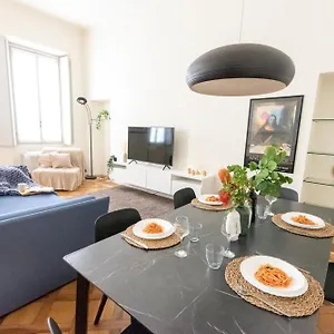 https://luxury-apartment-near-duomo-italia-38.italymilanhotels.net
